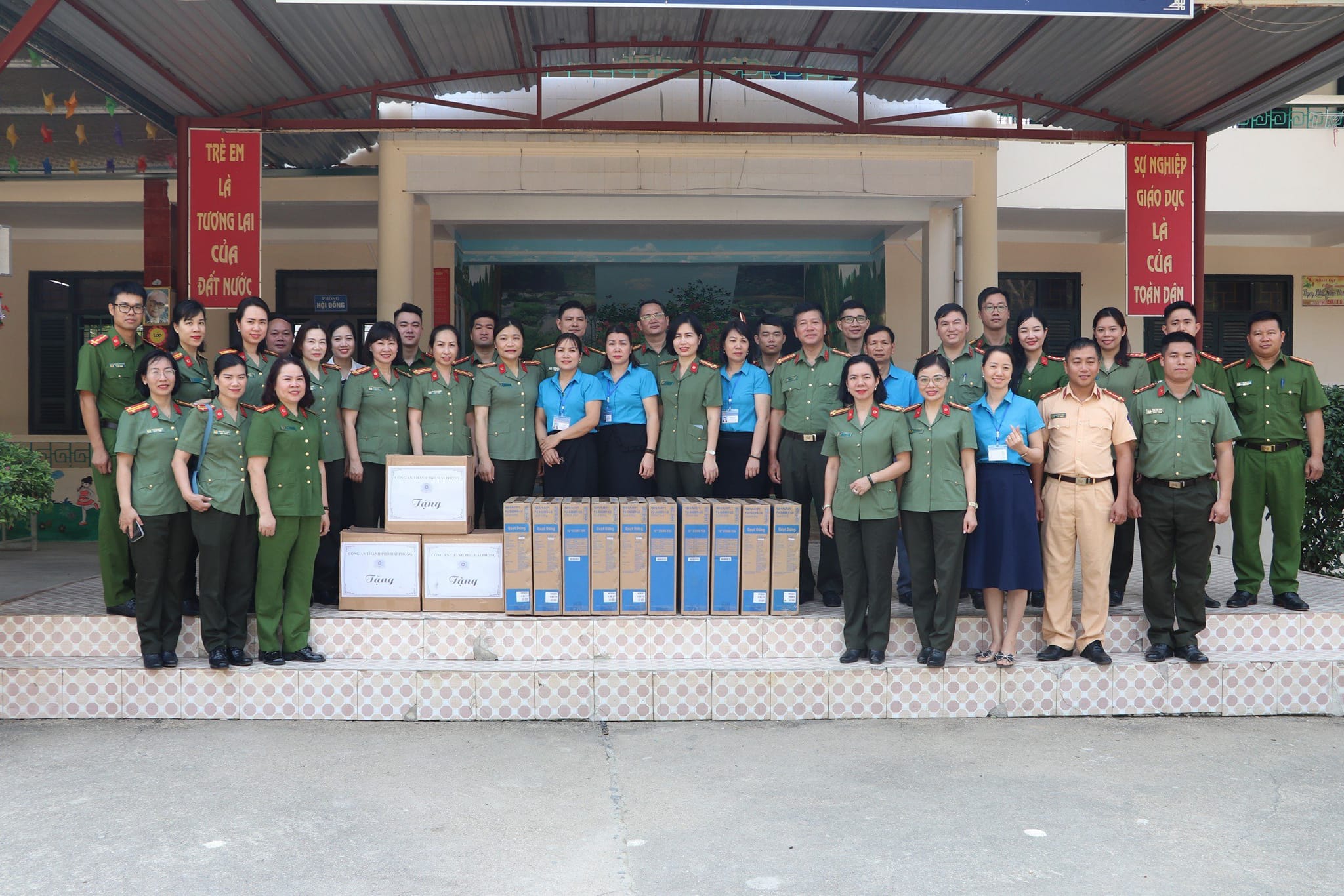 Tổ chức về nguồn, dâng hương tưởng nhớ các anh hùng liệt sỹ, thăm tặng quà, hỗ trợ kinh phí xây dựng nhà đồng đội tại tỉnh Điện Biên